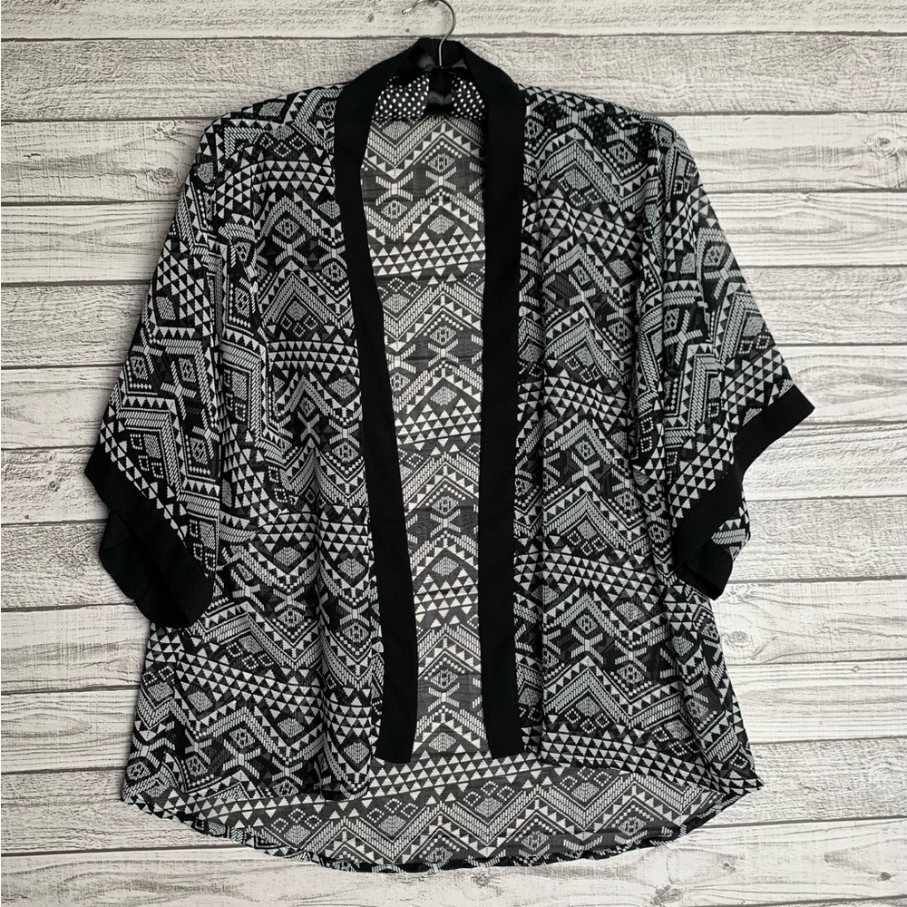 Fashionable Black and White Kimono